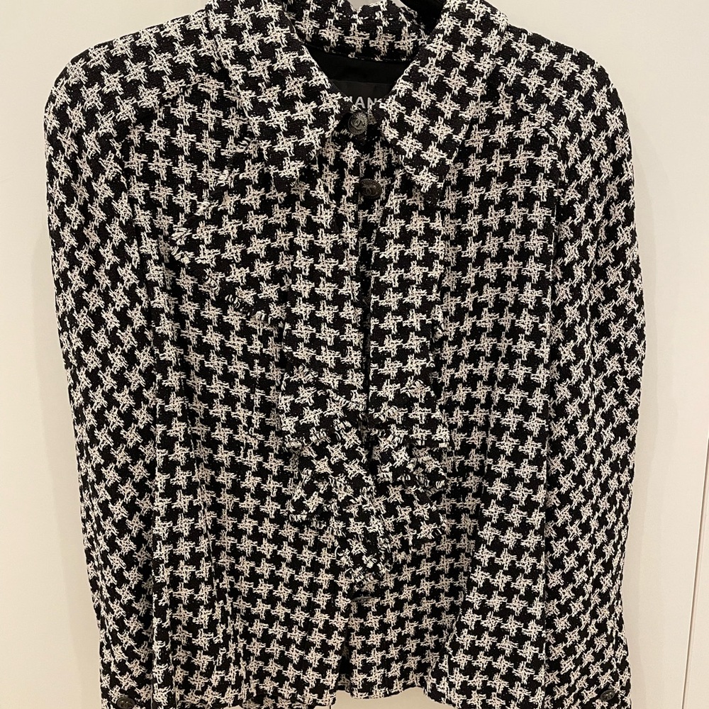 Chanel -2009 LightweightSpring Houndstooth Jacket Black